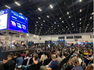 Plateia vendo palestra no evento Digitalks 2023.